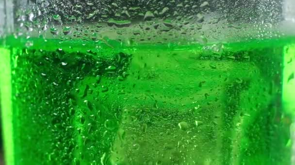 Cubos Hielo Frío Flotan Vaso Húmedo Con Cóctel Verde Carbonatado — Vídeo de stock