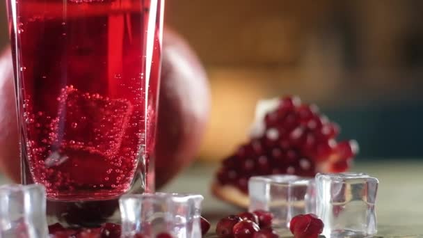 Panoramaaufnahme Eines Roten Kohlensäurehaltigen Cocktails Einem Großen Transparenten Glas Mit — Stockvideo