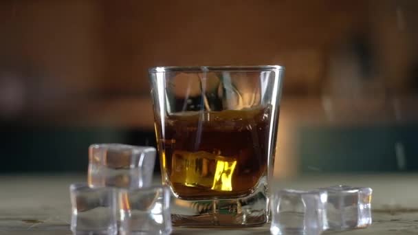 Ijsblokjes Vallen Een Helder Glas Sterke Single Malt Whisky Wat — Stockvideo