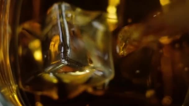 Sterke Whisky Wordt Langzaam Gegoten Een Helder Glas Met Grote — Stockvideo