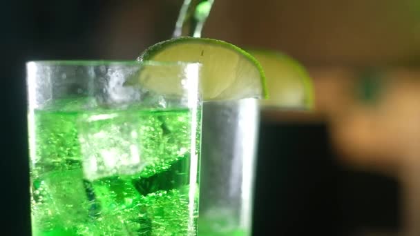 Cocktail Verdi Festivi Primo Piano Bicchiere Bevanda Gassata Verde Con — Video Stock