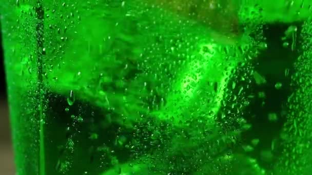 Cubos Gelo Transparentes Flutuam Coquetel Carbonatado Verde Vidro Coberto Com — Vídeo de Stock