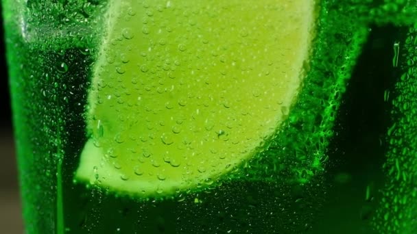 Una Jugosa Rebanada Fresca Lima Verde Fondo Vaso Agua Con — Vídeo de stock