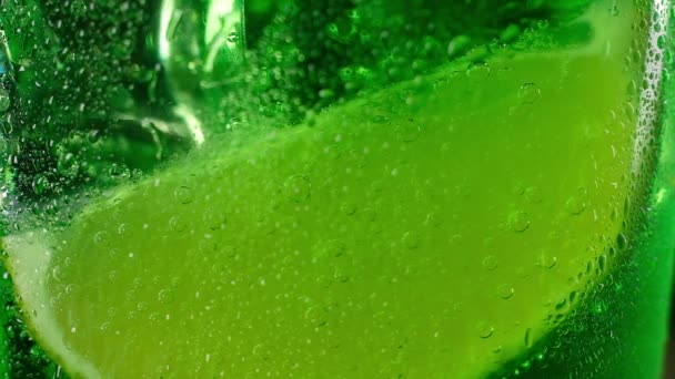 Соковитий Свіжий Шматочок Зеленого Лайма Дні Склянки Ігристої Води Великі — стокове відео