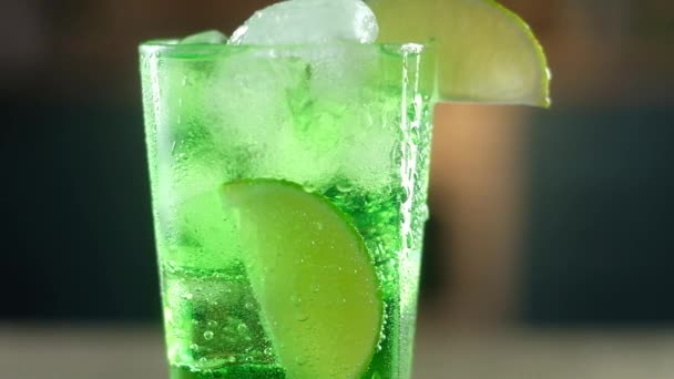 Bicchiere Bagnato Vetro Trasparente Con Gocce Acqua Versato Cocktail Verde — Video Stock