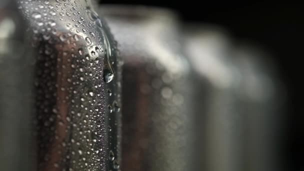 Transparente Grande Gota Agua Fluye Lentamente Por Superficie Las Latas — Vídeos de Stock