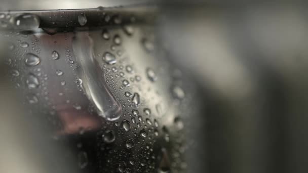Makroaufnahme Eines Tropfens Wasser Der Die Aluminiumdose Hinunterfließt — Stockvideo