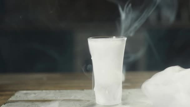 Buzlu Bir Boş Cam Masada Dondurulmuş Cam Tepsi Üzerinde Oturur — Stok video