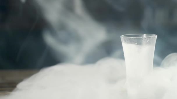 Ein Milchglas Wodka Liegt Leer Auf Einem Gefrorenen Glastablett Dampf — Stockvideo