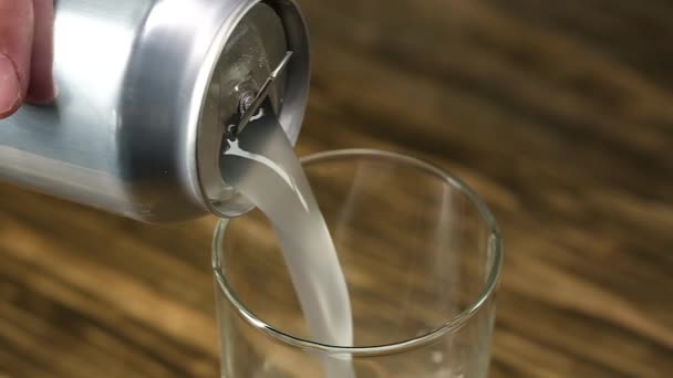 Dorosły Mężczyzna Trzyma Zimny Aluminiowy Napój Gazowany Kroplami Wody Ręku — Wideo stockowe