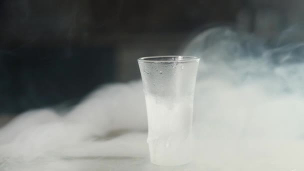 Verre Givré Vide Trouve Sur Plateau Verre Congelé Vapeur Dérive — Video