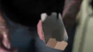 Şeffaf eldivenli genç pasta şefi kız mukavva bir kutuya taze, tatlı kurabiyeler koyar. Kurabiye paketliyorum..