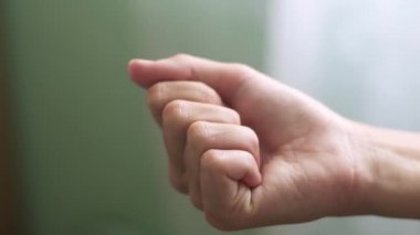 Doktor çocuğun eline bir hap tutuşturur. Hasta tedavi için hap alıyor..