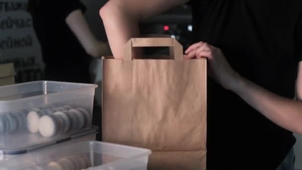 Pastelera Uniforme Negro Pone Cajas Macarrones Frescos Una Bolsa Papel — Vídeos de Stock