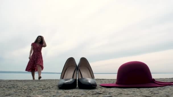 Chaussures Vert Foncé Chapeau Rose Trouvent Premier Plan Sur Jetée — Video