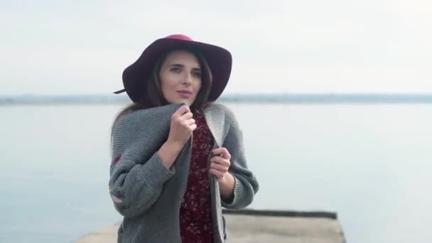 Chica Joven Atractiva Con Pelo Largo Vestido Rojo Sombrero Encuentra — Vídeo de stock