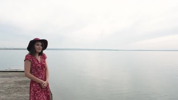 Mujer Fantásticamente Hermosa Con Pelo Largo Vestido Rojo Sombrero Oscuro — Vídeo de stock