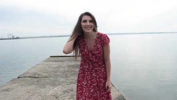 Blanke Vrouw Met Lang Haar Een Rode Jurk Een Donkere — Stockvideo