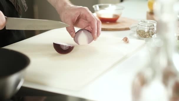 양파를 썰어서 샐러드 만든다 가정이나 식당에서 부엌에서 십시오 부엌에서의 — 비디오
