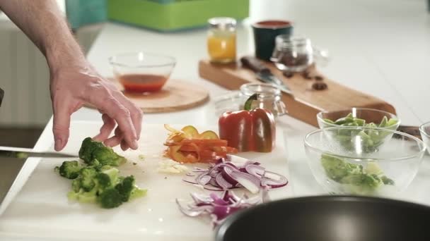 Chef Profissional Corta Brócolis Verde Bordo Coloca Legumes Copa Preparação — Vídeo de Stock