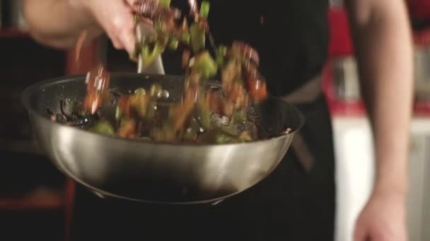 Cozinhar Comida Asiática Cozinheiro Joga Legumes Grelhados Wok Mistura Ingredientes — Vídeo de Stock