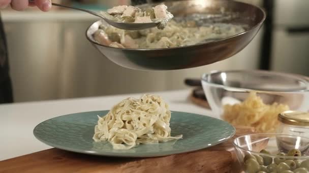 Приготовление Вкусной Итальянской Пасты Соусом Профессиональный Повар Кухне Дома Кладет — стоковое видео