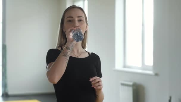 Odpocznij Ćwiczeniach Siłowni Portret Dziewczyny Fitness Pijącej Wodę Gazowaną Butelki — Wideo stockowe