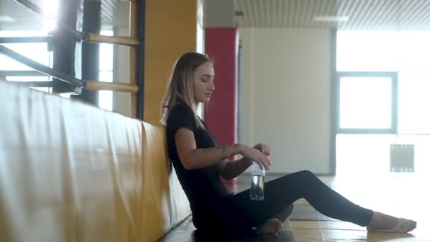 Atrakcyjna Dziewczyna Czarnej Odzieży Sportowej Siłowni Pijąca Wodę Przywrócić Energię — Wideo stockowe