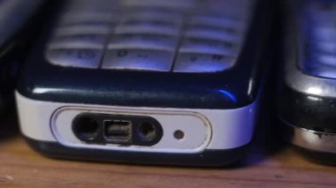 Eski çağdışı cep telefonlarının makro fotoğrafları.