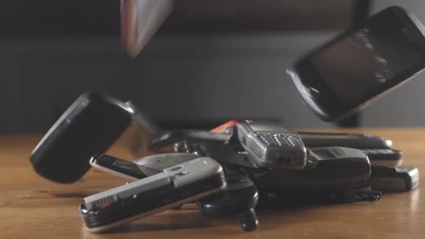 Close Dari Ponsel Usang Tua Ponsel Usang Jatuh Atas Meja — Stok Video