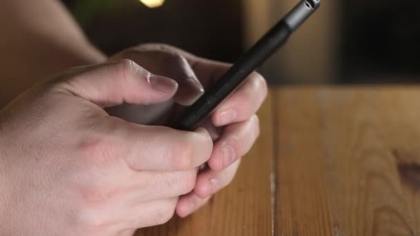 Крупним Планом Чоловічі Пальці Набирають Номер Мобільний Телефон Сучасні Технології — стокове відео