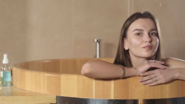 Piękna Smukła Sexy Dziewczyna Czarnym Stroju Kąpielowym Jest Kąpiel Japońskiej — Wideo stockowe