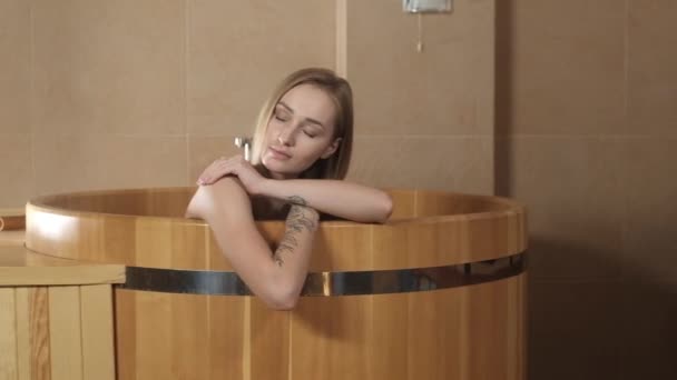 Relaxált Szexi Lány Élvezi Spa Kezelés Terápia Meleg Vízben Hagyományos — Stock videók