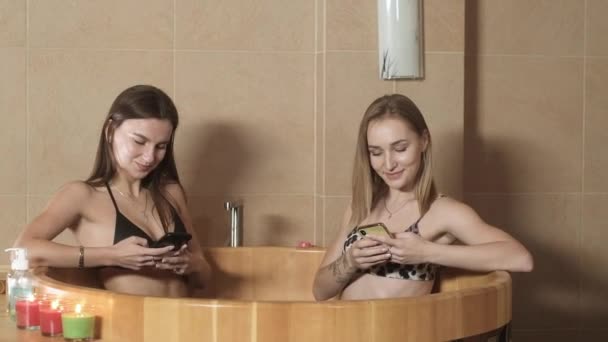 Gyönyörű Karcsú Barátnők Fürdőruhában Ülnek Egy Japán Hordóban Meleg Vízzel — Stock videók