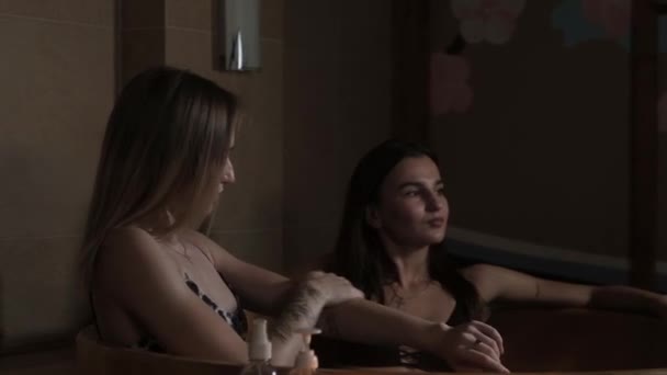 Όμορφες Σέξι Γυναίκες Κάθονται Στο Μπάνιο Ζεστό Νερό Στο Σαλόνι — Αρχείο Βίντεο