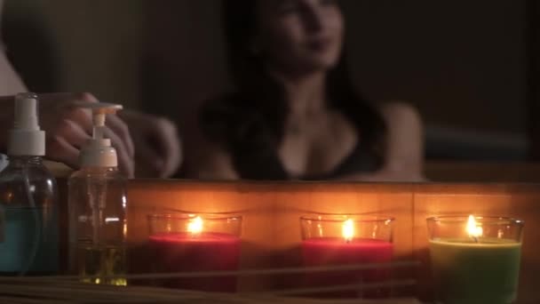Piękne Seksowne Kobiety Siedzą Wannie Ciepłą Wodą Salonie Spa Dziewczyna — Wideo stockowe