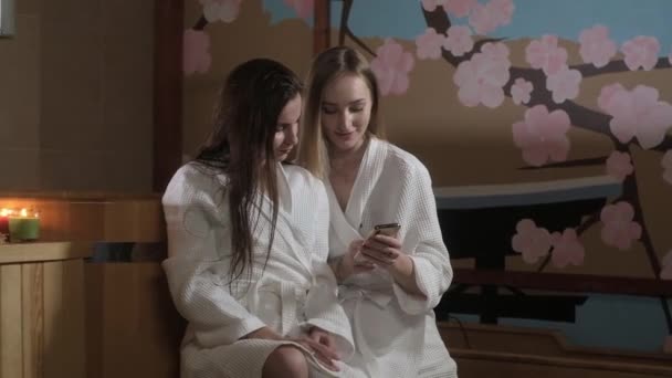 Piękne Seksowne Kobiety Białych Płaszczach Ręcznikami Głowach Siedzą Salonie Spa — Wideo stockowe