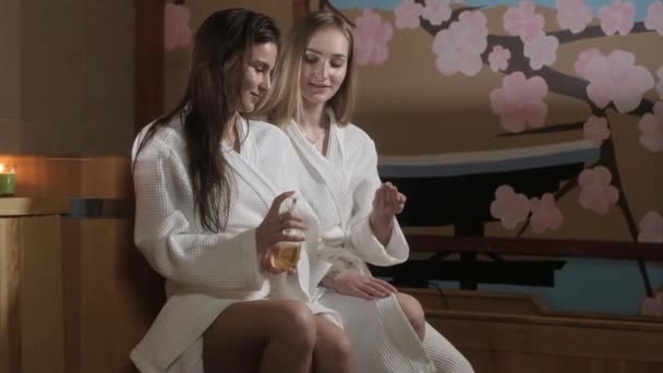 Спа Салоне Отдыхают Юные Подруги Белых Халатах Полотенцами Девушки Расслабиться — стоковое видео