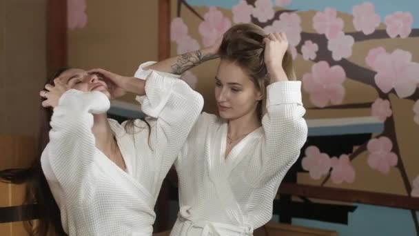 Νεαρές Φίλες Λευκά Παλτά Και Πετσέτες Χαλαρώνουν Στο Spa Κορίτσια — Αρχείο Βίντεο