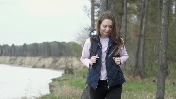 Attractive Young Female Traveler Backpack Walks Edge Cliff Enjoying Freedom — Stock Video