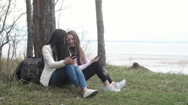 Dois Belos Jovens Amigos Turistas Caucasianos Com Mochilas Sentam Beira — Vídeo de Stock