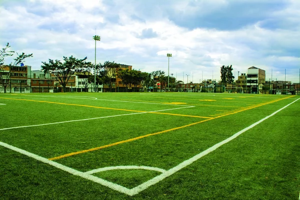 Fußballplatz Ohne Spieler Aber Mit Schönem Grünen Rasen Unter Blauem — Stockfoto