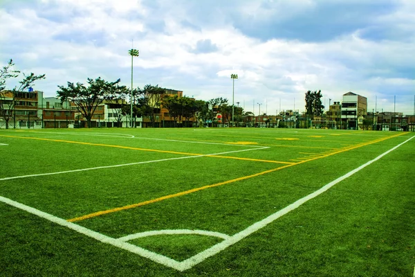 Campo Futebol Sem Jogadores Mas Com Uma Bela Grama Verde Fotos De Bancos De Imagens Sem Royalties