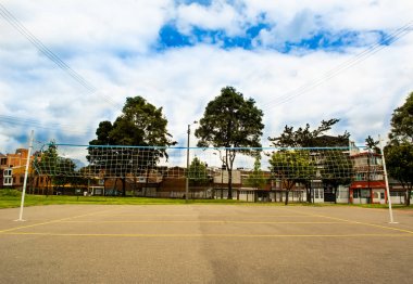 Doğa ile çevrili büyük voleybol sahası. Güneşli bir günde güneşin altında voleybol ağı.