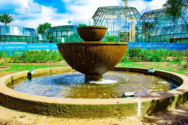 Fuente Jardín Arrojando Agua Con Una Estructura Moderna Fondo Paisaje — Foto de Stock