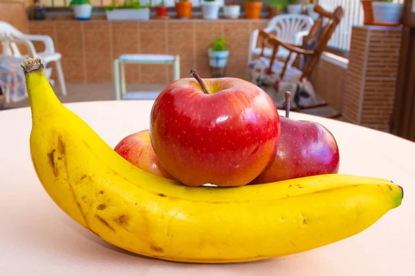 Apel Merah Samping Pisang Taman — Stok Foto