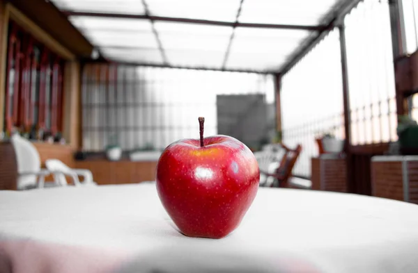 Κόκκινο Και Φωτεινό Μήλο Στο Τραπέζι Μέσα Έναν Κήπο Φρούτα — Φωτογραφία Αρχείου