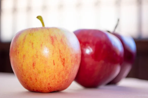 Drie Rode Appels Lijn Close Gezond Voedsel Voor Dieet Belangrijk — Stockfoto