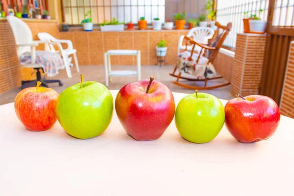 Green Red Apples Intercalated Row Beautiful Garden Background — Stock Photo, Image