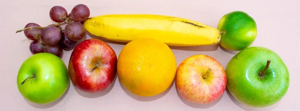 Frutos Coloridos Uma Fileira Lado Duas Bananas Mesa — Fotografia de Stock